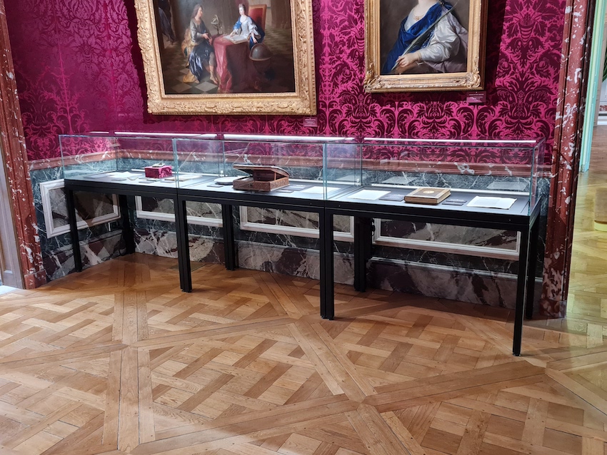 https://www.promuseum.eu/storage/news/79/musee-de-sceaux-vitrines-tables-expoprotect-et-tiges-juliette-bourdillon-3.jpg